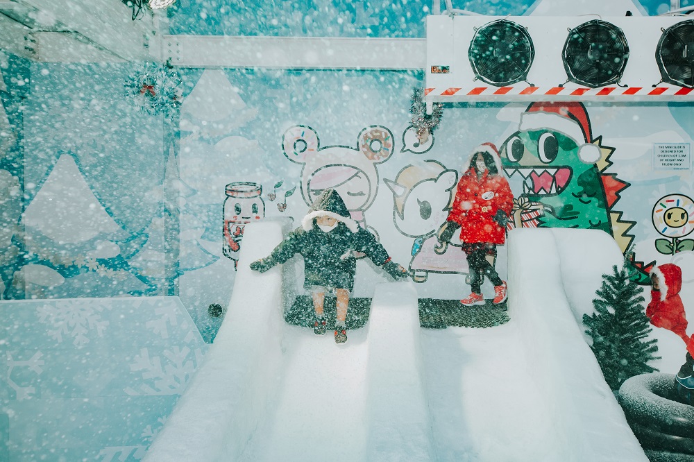 Kids at the snow slide in tokidoki Snow Holiday Terminal 3